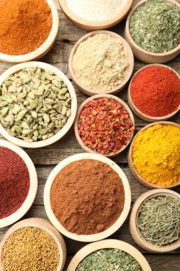 Tahta masada, düz bir zeminde farklı aromatik baharatlar var.