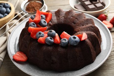 Lezzetli çikolatalı kek ve ahşap masa, yakın plan.