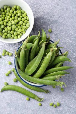 Taze taze taze bezelyeler Gri masada, düz yatıyordu