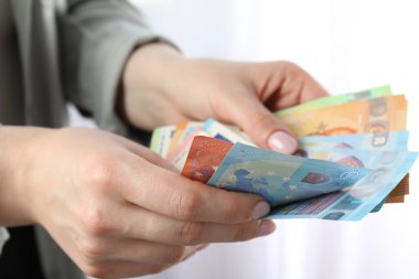 Avro banknotlarını içeride sayan kadın, yakın çekim görüntüsü