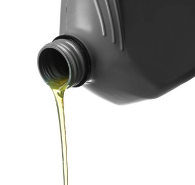 Beyaza izole edilmiş gri teneke kutudan motor yağı dökülüyor