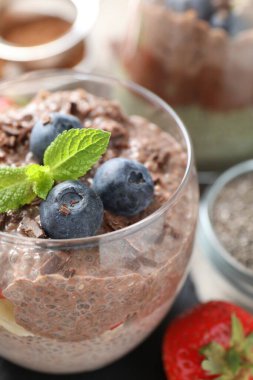Chia tohumlu lezzetli çikolatalı puding ve masada yaban mersini, yakın plan.