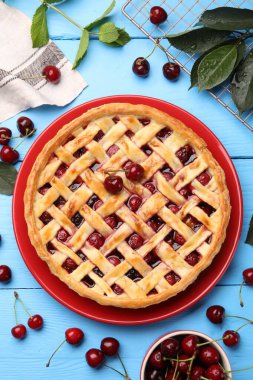 Lezzetli kirazlı turta ve böğürtlen açık mavi ahşap masa, düz uzanmış