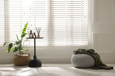 Ev dekoru ve ekose desenli şık örülmüş bir puf. Metin için boşluk