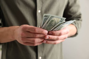 Parasını içeride sayan adam, yakın çekim görüntüsü.