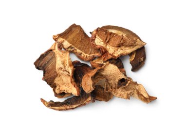 Kurumuş mantar parçaları beyaza izole edilmiş.