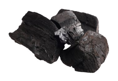 Siyah kömür parçaları beyaza izole edilmiş.