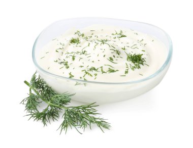 Lezzetli yoğurt kasede ve dereotlu beyaz tencerede.