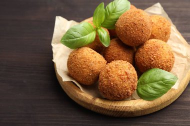 Tahta masada fesleğenli kızarmış köfteler, yakın plan.