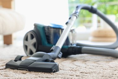 Bir elektrikli süpürge içeride, yakın plan.