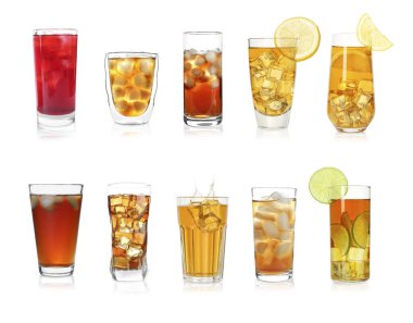 Buzlu çay. Beyaz bardaklarda farklı türde içecekler var.