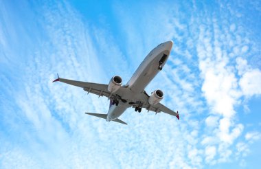 Bulutlu güzel mavi gökyüzünde uçan uçak