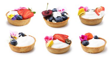 Beyaz çiçeklerle süslenmiş tartlar, set. Lezzetli tatlı