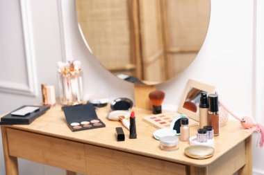 Kapalı alanda ahşap makyaj ürünleri var.