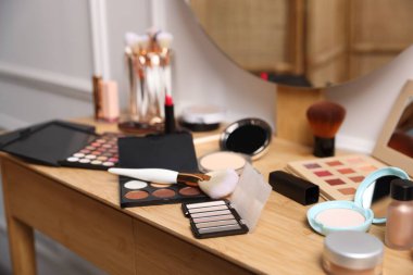 Kapalı alanda ahşap gösteriş üzerine farklı makyaj ürünleri.