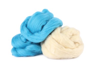 Beyazda izole edilmiş farklı renkte yün