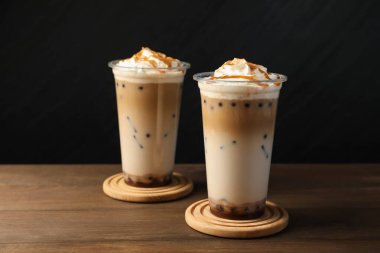 Tahta masada plastik bardaklarda lezzetli sütlü çay.