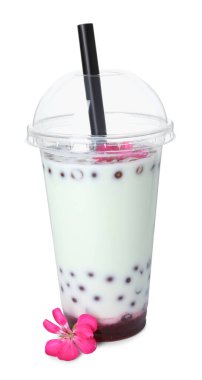 Lezzetli ferahlatıcı köpüklü çay ve çiçek beyazın üzerinde izole.