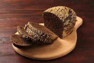 Tahta masada tohumlu taze çavdar ekmeği parçaları, yakın plan.