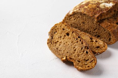 Beyaz desenli masada taze çavdar ekmeği parçaları, yakın plan. Metin için boşluk