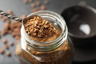 Koyu kahve ve kavanozlu kaşık, yakın plan.