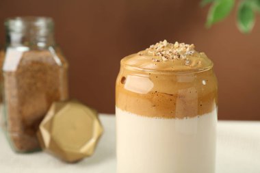 Arka planda bulanık camlı enfes dalgona kahvesi, yakın plan. Metin için boşluk