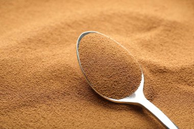 Arka plan olarak aromatik hazır kahveli kaşık, yakın plan.