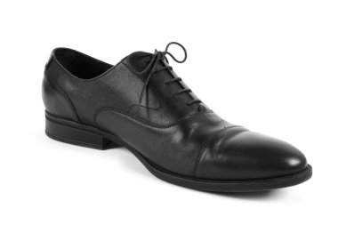 Beyaz arka planda siyah deri bir ayakkabı.