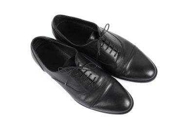 Beyaz arka planda siyah deri ayakkabılar, üst manzara.