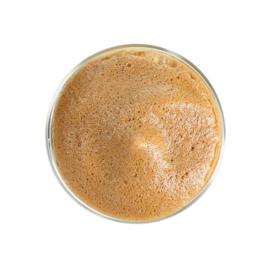 Beyaz bardakta nefis dalgona kahvesi, üst manzara.