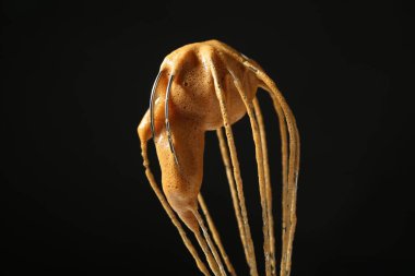 Lezzetli dalgona kahvesi yapıyorum. Siyah arkaplanda kremalı çırpma, yakın plan