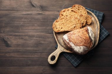 Tahta masadaki taze ekmek parçaları, üst manzara. Metin için boşluk