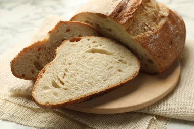 Masanın üzerinde taze ekmek parçaları, yakın plan.