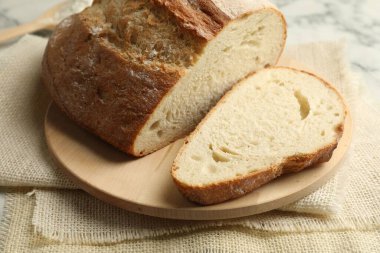 Masanın üzerinde taze ekmek parçaları, yakın plan.