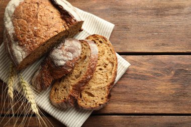 Taze ekmek parçaları ve tahta masaya çiviler, düz yatıyordu. Metin için boşluk