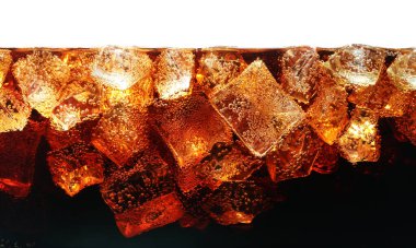 Beyazda izole edilmiş buzla taze kola.