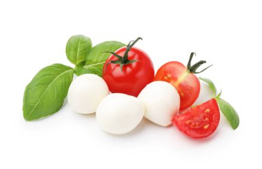 Lezzetli mozzarella peynir topları, domates ve fesleğen beyaza izole edilmiş.