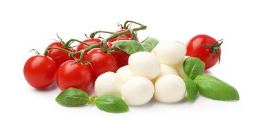 Lezzetli mozzarella peynir topları, domates ve fesleğen beyaza izole edilmiş.