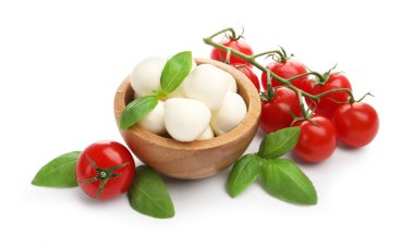 Lezzetli mozzarella peynir topları, domates ve fesleğen beyaza izole edilmiş.