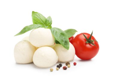 Lezzetli mozzarella peynir topları, domates, fesleğen ve biberler beyaz üzerine izole edilmiş.