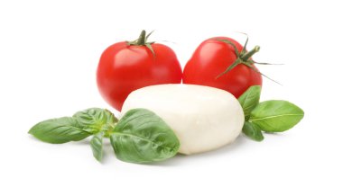 Lezzetli mozzarella peynirli top, domates ve fesleğen beyaza izole edilmiş.