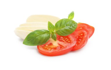 Lezzetli mozzarella peyniri, domates ve fesleğen beyaza izole edilmiş.