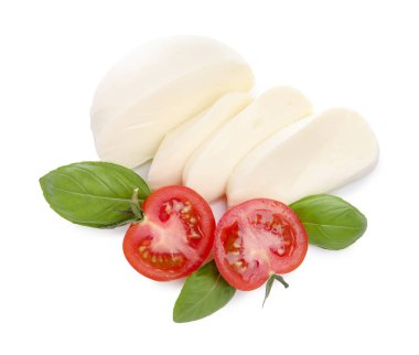 Lezzetli mozzarella peyniri, domates ve fesleğen beyaza izole edilmiş.