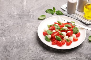 Peynirli Caprese salatası, domates, fesleğen ve baharat. Metin için boşluk