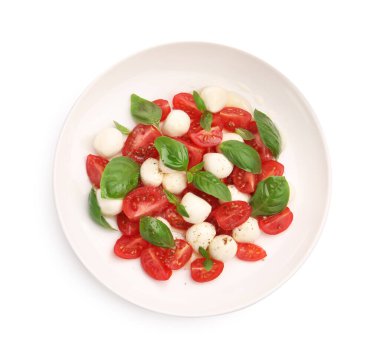 Mozarella, domates, fesleğen ve baharatlı, beyaz üzerine izole edilmiş Caprese salatası.