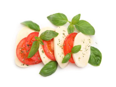 Mozarella, domates, fesleğen ve baharatlı, beyaz üzerine izole edilmiş Caprese salatası.