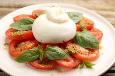 Mozarella, domates, fesleğen ve pesto soslu Caprese salatası.