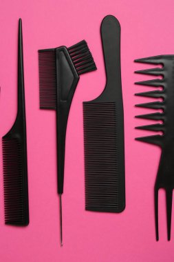 Pembe arka planda farklı kuaför aletleri, düz yatış