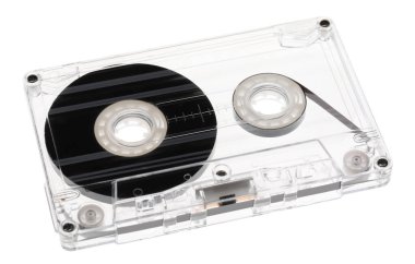 Beyaza izole edilmiş manyetik bantlı bir ses kaseti