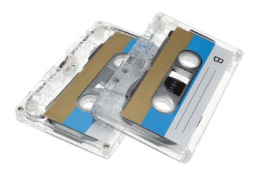 Beyaz üzerine izole edilmiş boş etiketli ses kasetleri